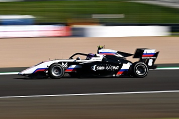 Александр Смоляр стартует с поул-позиции в воскресной гонке Формулы 3