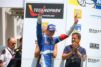 Егор Оруджев одержал победу в первой гонке этапа Formula Renault 3.5