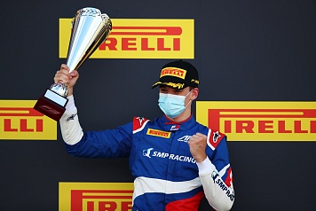 Александр Смоляр одержал первую победу в гонке Формулы 3