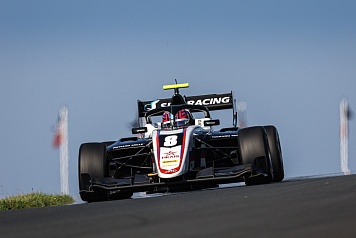 Формула 3: Александр Смоляр получил штраф и закончил первую гонку на 24-м месте